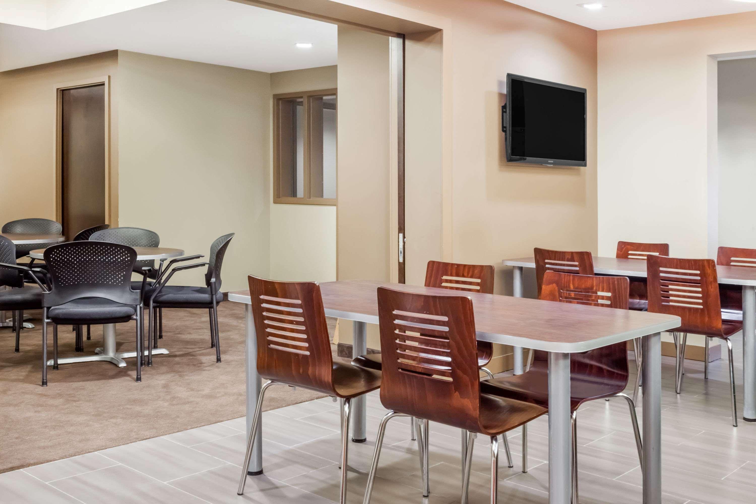 Microtel Inn & Suites By Wyndham Estevan Buitenkant foto